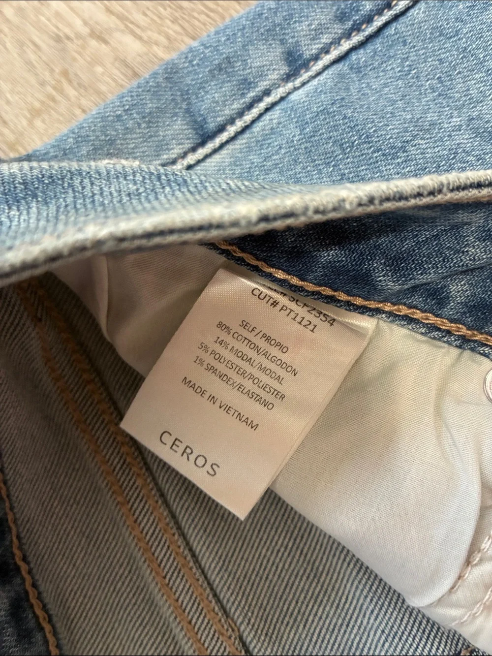 NWOT Ceros Cropped Raw Hem Light Blue Women's Jeans